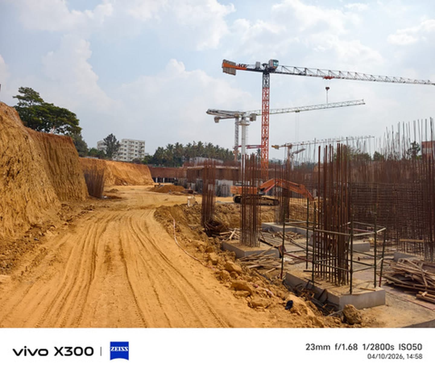 Tower cranes and early structural work at the TrendSquare World of Garden site